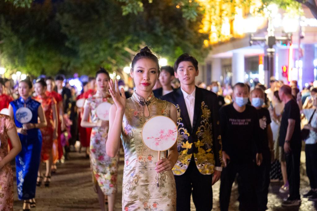 創(chuàng)意時尚元素扮靚夏日&ldquo;冰城&rdquo;