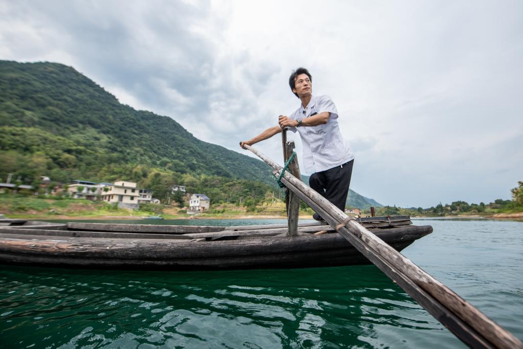 新華全媒+｜扎根深山護鄉(xiāng)鄰的&ldquo;拄拐村醫(yī)&rdquo;