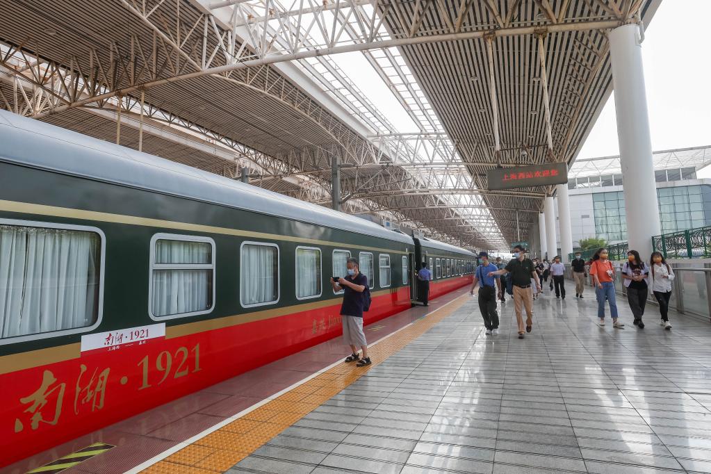 上?；謴烷_行至嘉興紅色旅游列車