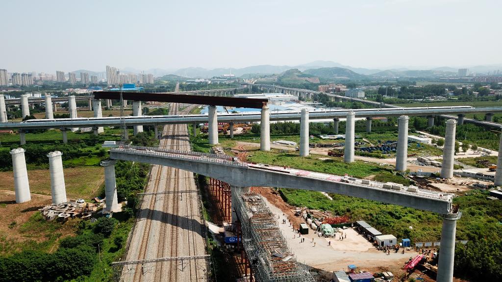 濟(jì)鄭高鐵跨京滬鐵路轉(zhuǎn)體橋成功&ldquo;轉(zhuǎn)身&rdquo;
