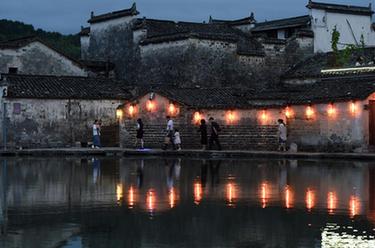 新華全媒+｜夜經(jīng)濟&ldquo;點亮&rdquo;世界文化遺產(chǎn)古村落