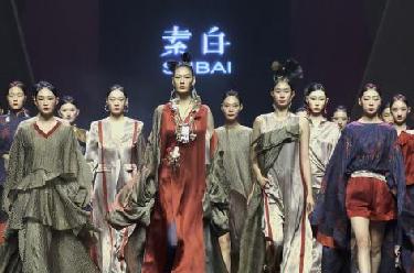 &ldquo;素白&middot;馬乖&rdquo;時(shí)裝發(fā)布會(huì)在京舉行
