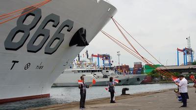 中國海軍&ldquo;和平方舟&rdquo;號醫(yī)院船抵達印尼雅加達訪問