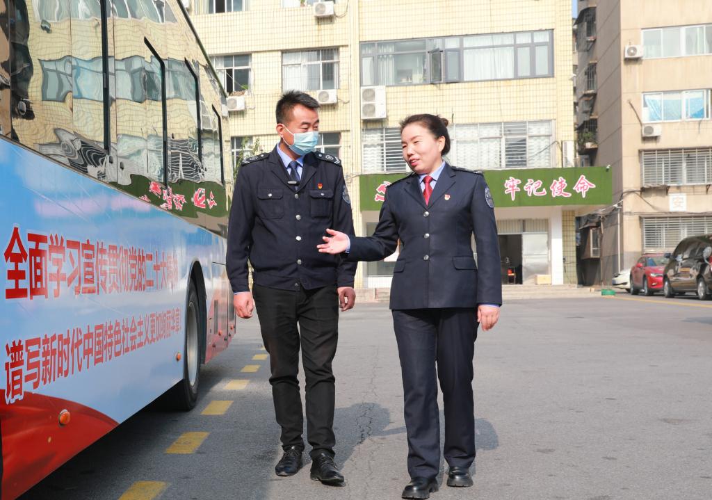 新時(shí)代新征程新偉業(yè)丨守住為乘客服務(wù)的初心 當(dāng)好百姓的&ldquo;專職司機(jī)&rdquo;
