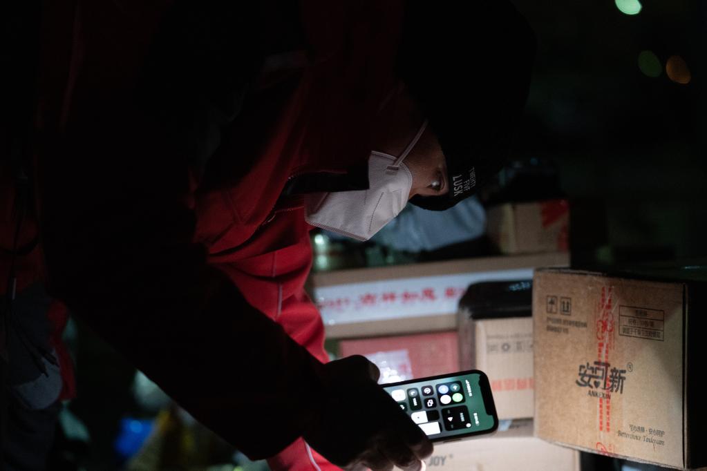 新華全媒+丨京外支援、夜間派送，疏通北京快遞堵點(diǎn)