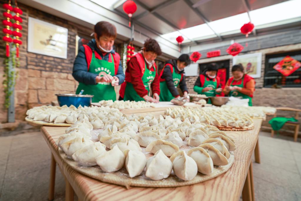 山東榮成：春節(jié)里&ldquo;暖心食堂&rdquo;不打烊