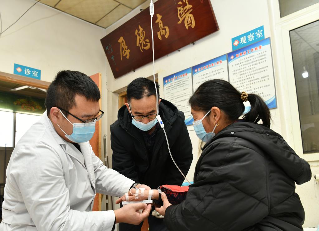 新春走基層丨河北肅寧：&ldquo;父子村醫(yī)&rdquo;共護(hù)一方百姓健康