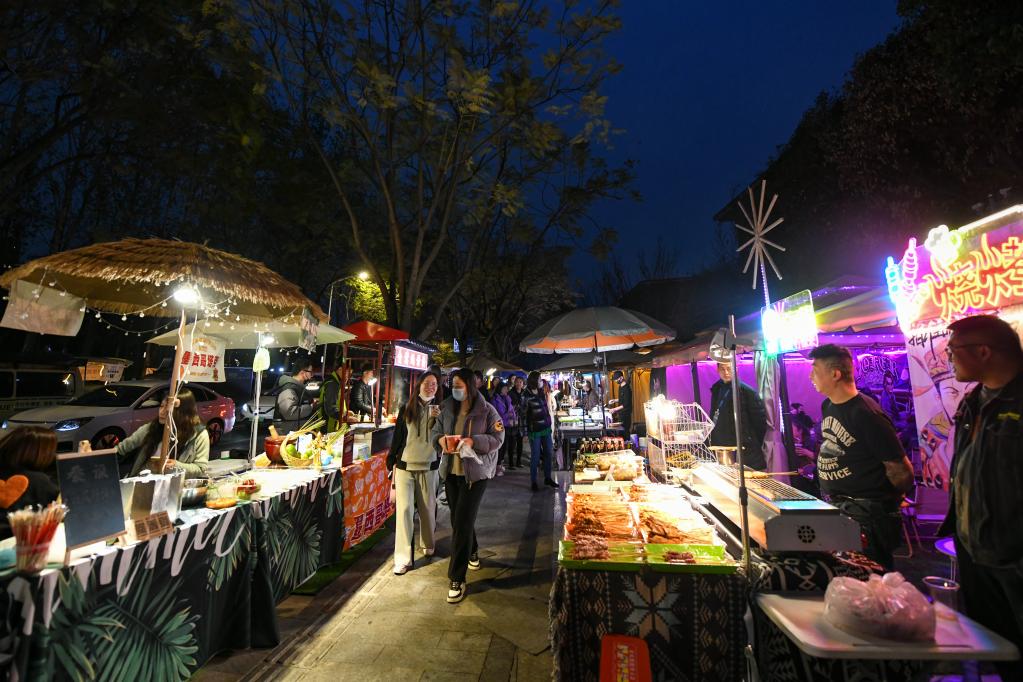 成都：&ldquo;夜經(jīng)濟&rdquo;點亮城市活力