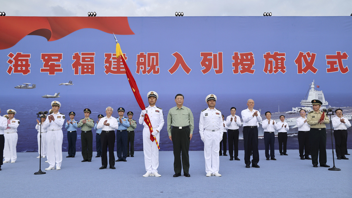 我國第一艘電磁彈射型航空母艦入列 習(xí)近平出席入列授旗儀式并登艦視察